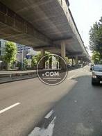 車通りの多い周辺でございます