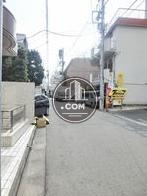 対面側にコインパーキングがございます