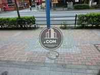 前面の歩道は結構幅が広いです
