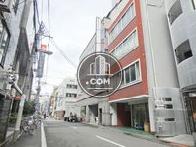 幅広い公道沿い