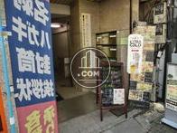 人通りも多く賑やかな通りに面しています