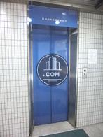 クールなブルーのエレベーターです