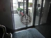 階段脇には裏口がございます