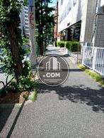 建物前の歩道