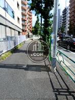 建物前の歩道