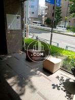 エントランス内にソファーあります