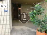 広々とした正面玄関