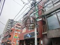 周辺もビルが建ち並びます