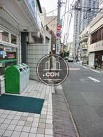 ビル前面の通りです