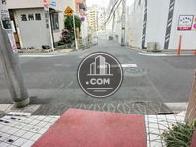 玄関から前の通りを見た光景