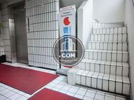 階段とエレベーターがあります