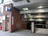 入口横にある神保町駅です