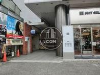 駅とビル入口です