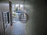 床と壁で、大きさの違うタイルを採用しており、独特な空間です