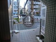 車通りは多い歩道で、駅までの経路は街灯なども多く明るいです