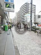 幅広い造りの前面歩道