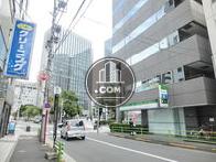 隣接する脇道奥からの見え方