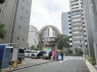 隣接する側道奥からの景観