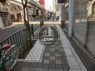 正面玄関前の歩道