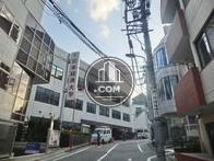 低層ビルが建ち並びます