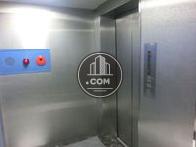 銀色のエレベーターです