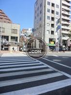 目の前が交差点です