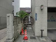 建物左側に通用口への通路があります