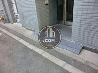 通用口にはスロープが設置されています。