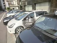 前面は時間貸しの駐車場です