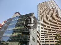 裏手には高層マンション、オフィスビルと住宅が共存するエリアです