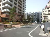 車通り、人通りは少なく、落ち着きがあります