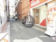 裏手の路地を撮影
