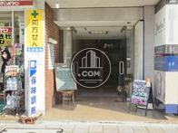 正面玄関です。それぞれ2階、地下へと続く階段が見えます