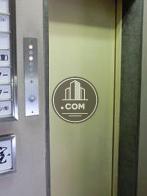 入ってすぐの段差を上がるとエレベーターがあります