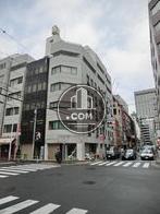 交差点が建物のそばにあります