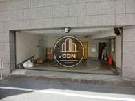 ビル真裏の路地側に駐車場があります