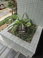 入口両脇には植込みが設置されています