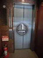 エレベーター1基です