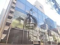視野の広いガラス張りで設計された外装
