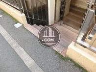 少し階段のある玄関前の床面