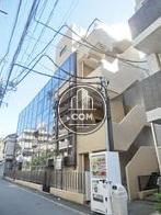 周囲の景観を綺麗に反射するガラス面