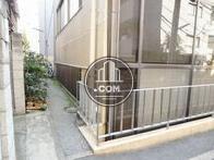 隣接する細い路地