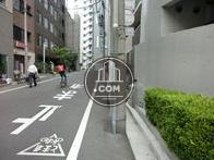 ビル裏側の通りです