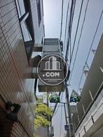 通りに面した位置に袖看板があります