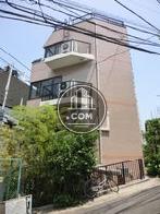 側面部分にバルコニーが設置されています