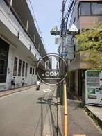 線路沿い高架下に面しています