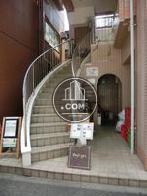 ２階への螺旋階段があります