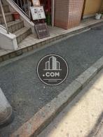 歩道との間に段差があります