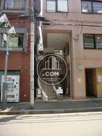 正面向って左側に入口があります