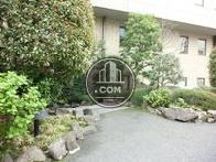 手入れの行き届いた緑で囲まれた出入り口回り